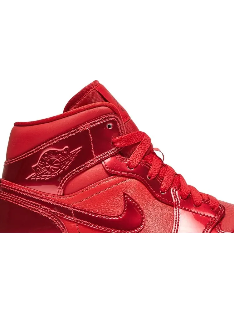 Кроссовки Wmns Air Jordan 1 Mid SE University Red Pomegranate — изображение 2 из 8, красный