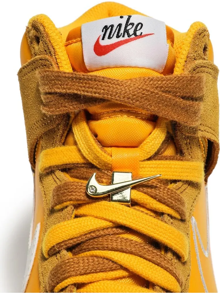 Кроссовки Nike Wmns Dunk High SE 'First Use Pack - University Gold' — изображение 9 из 10, золото