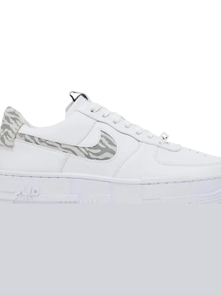 Кроссовки Nike Wmns Air Force 1 Pixel SE 'Zebra' — изображение 2 из 8, белый