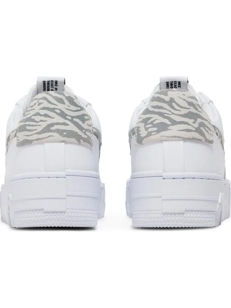 Кроссовки Nike Wmns Air Force 1 Pixel SE 'Zebra' — изображение 6 из 8, белый