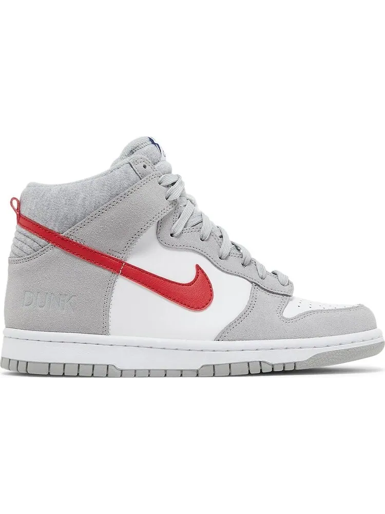Кроссовки Nike Dunk High SE GS 'Athletic Club - Light Smoke Grey Gym Red' — изображение 1 из 8, серый