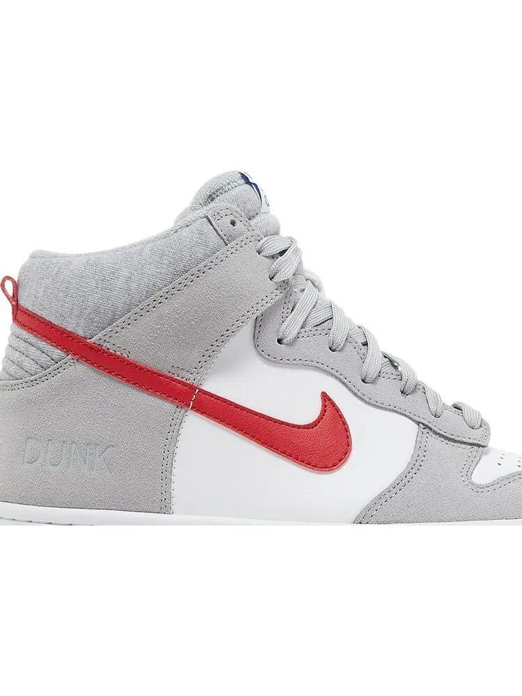 Кроссовки Nike Dunk High SE GS 'Athletic Club - Light Smoke Grey Gym Red' — изображение 2 из 8, серый