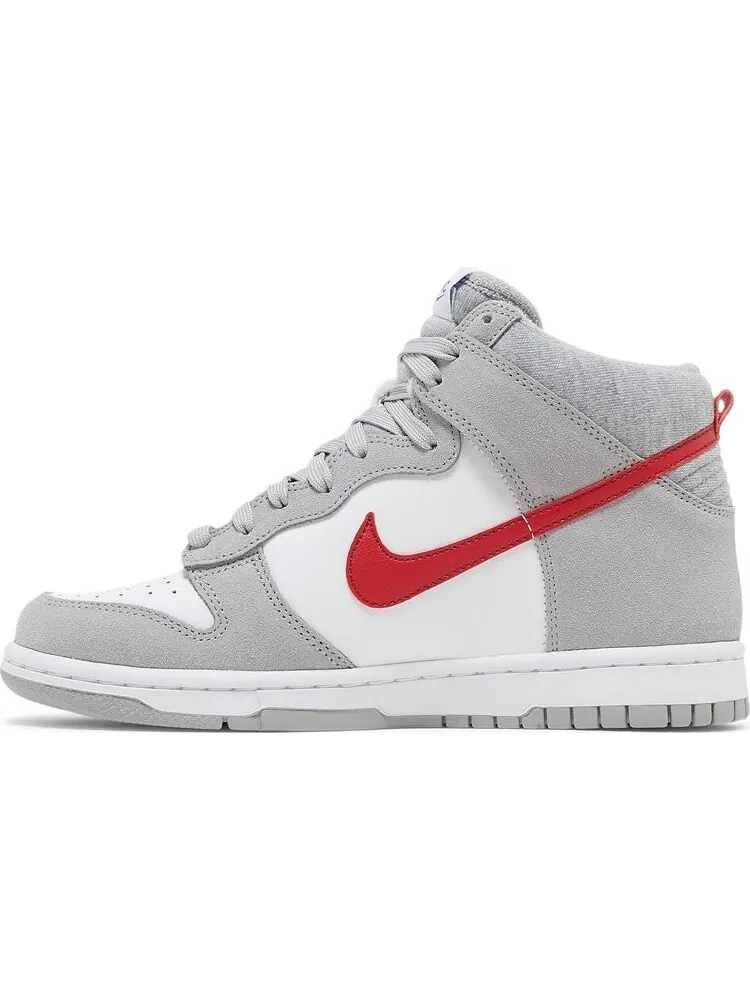 Кроссовки Nike Dunk High SE GS 'Athletic Club - Light Smoke Grey Gym Red' — изображение 3 из 8, серый
