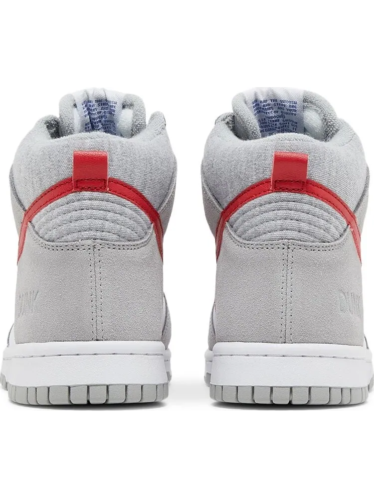 Кроссовки Nike Dunk High SE GS 'Athletic Club - Light Smoke Grey Gym Red' — изображение 6 из 8, серый