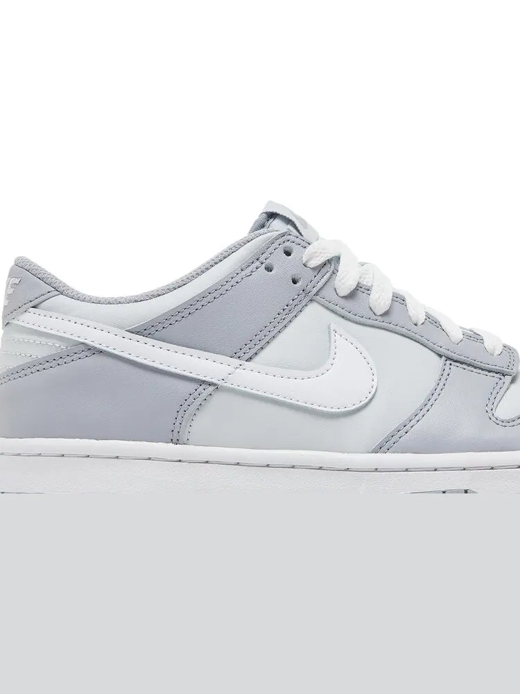 Кроссовки Nike Dunk Low GS 'Pure Platinum Wolf Grey' — изображение 2 из 8, серый
