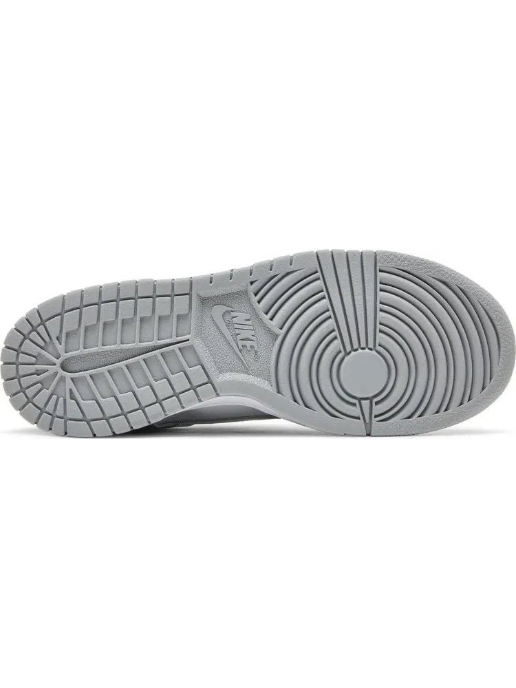 Кроссовки Nike Dunk Low GS 'Pure Platinum Wolf Grey' — изображение 4 из 8, серый