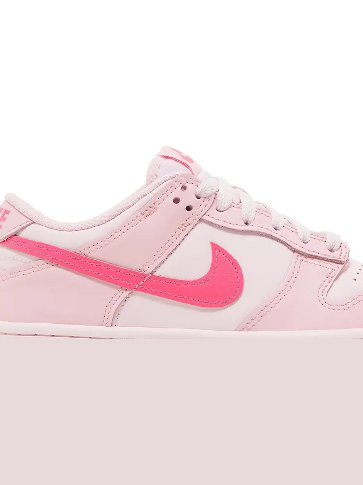 Кроссовки Nike Dunk Low GS 'Triple Pink' — изображение 2 из 8, розовый