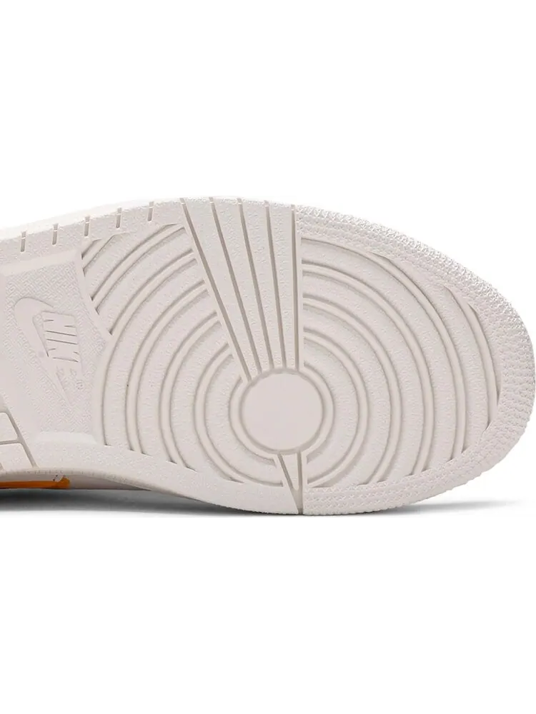 Кроссовки Air Jordan 1 Centre Court University Gold — изображение 5 из 8, белый