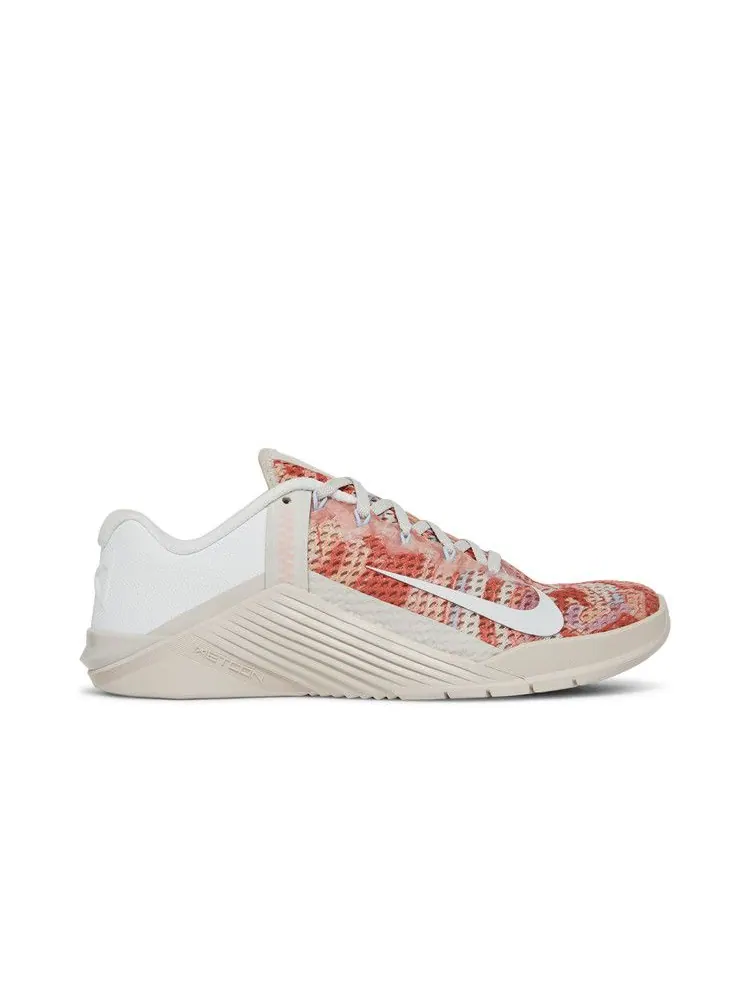 Кроссовки Nike Wmns Metcon 6 'Desert Sand Crimson Bliss' — изображение 2 из 9, песочный//белый/металлик