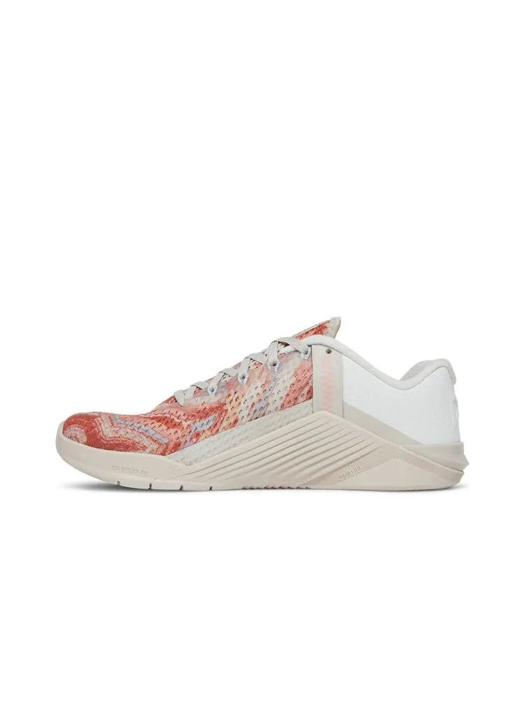 Кроссовки Nike Wmns Metcon 6 'Desert Sand Crimson Bliss' — изображение 4 из 9, песочный//белый/металлик