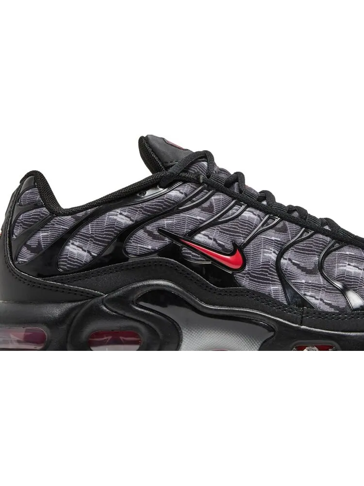 Кроссовки Nike Air Max Plus GS 'Black University Red' — изображение 2 из 8, черный