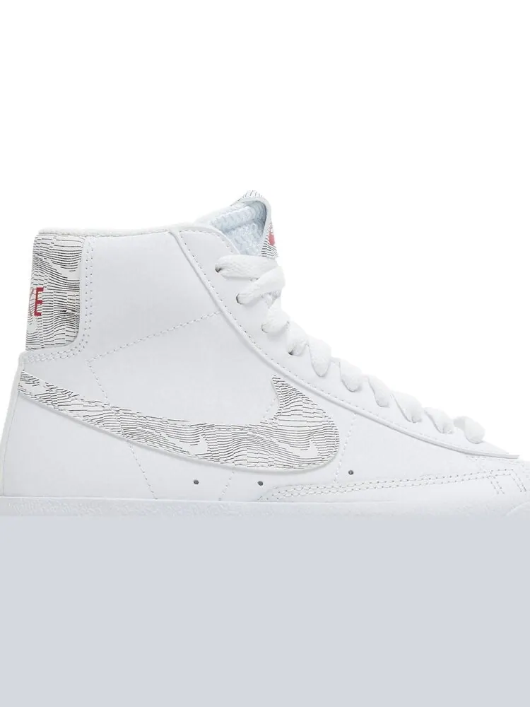 Кроссовки Nike Blazer Mid '77 GS 'White Logo Print' — изображение 2 из 8, белый