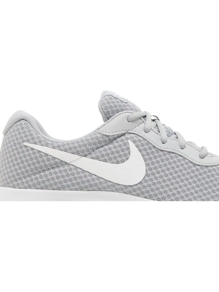 Кроссовки Nike Tanjun 'Wolf Grey' — изображение 2 из 8, серый
