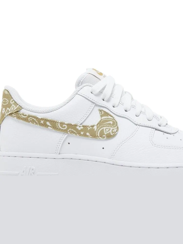 Кроссовки Nike Wmns Air Force 1 '07 Essential 'Barely Paisley' — изображение 2 из 8, белый