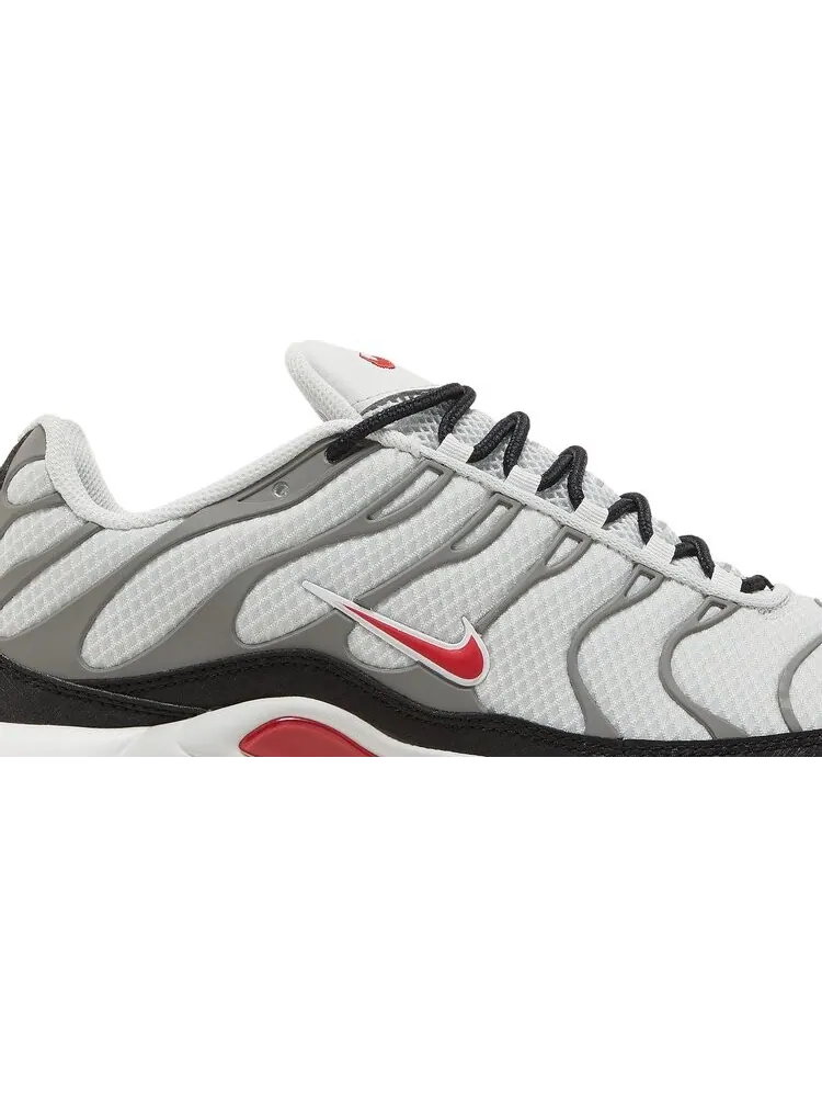 Кроссовки Nike Air Max Plus 'Photon Dust Particle Grey' — изображение 2 из 8, серый