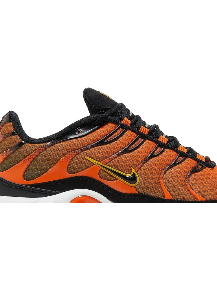 Кроссовки Nike Air Max Plus 'Safety Orange Black' — изображение 2 из 8, оранжевый