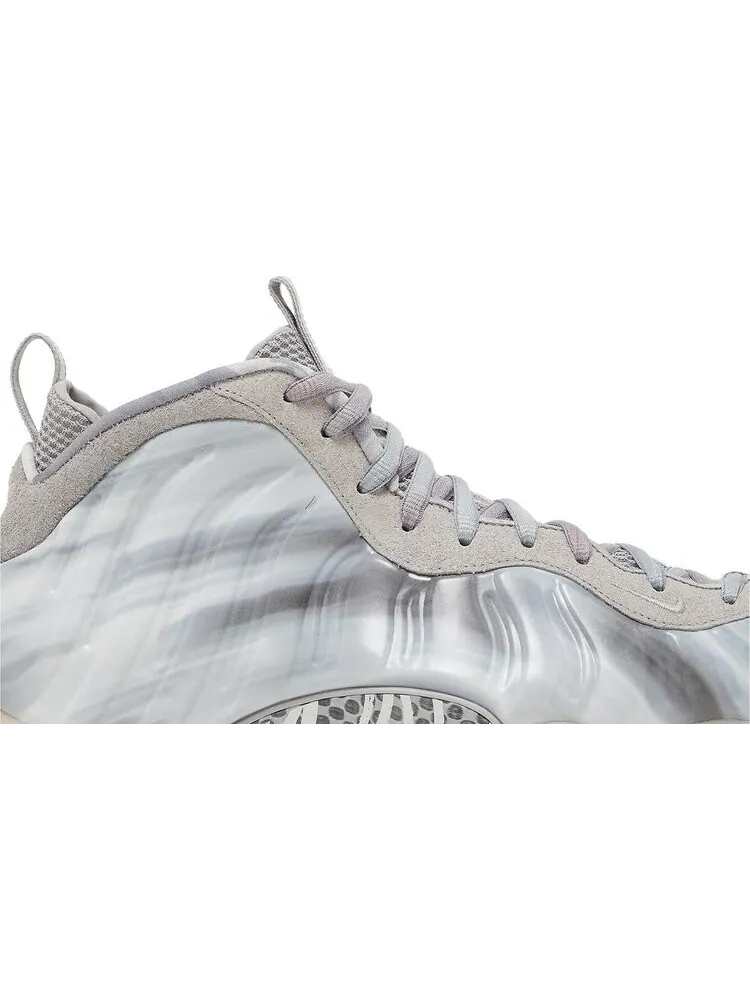 Кроссовки Air Foamposite One QS 'Dream A World - Tech Grey' — изображение 2 из 4, серый