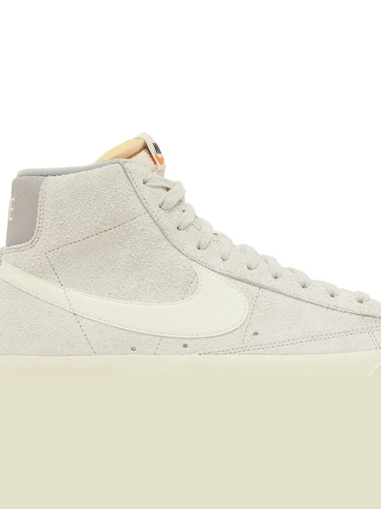 Кроссовки Nike Blazer Mid '77 Premium 'Medium Grey' — изображение 2 из 8, серый