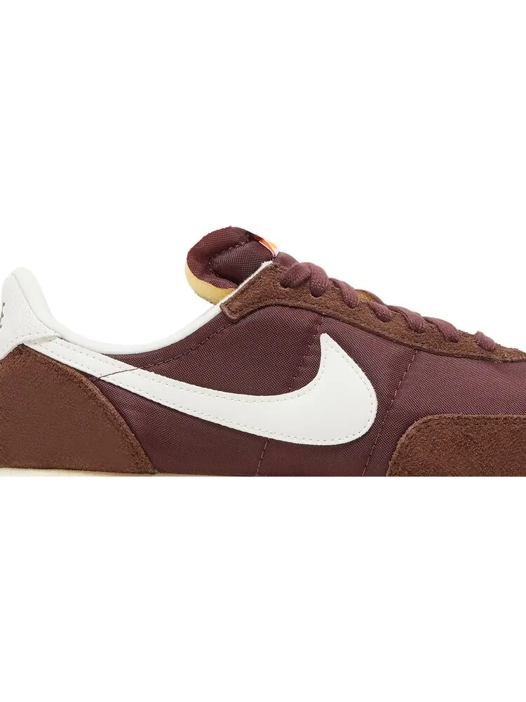 Кроссовки Nike Waffle Trainer 2 SE 'Burgundy Crush' — изображение 2 из 8, красный