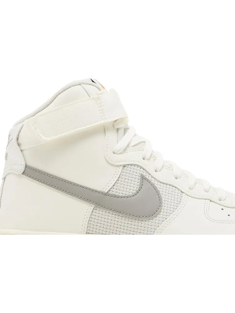 Кроссовки Nike Air Force 1 High '07 LV8 'Sail Medium Grey' — изображение 2 из 8, белый