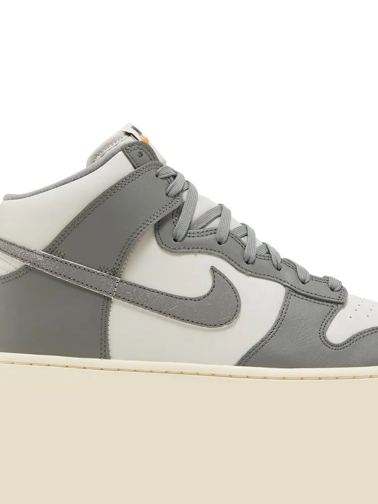 Кроссовки Nike Dunk High SE 'Light Bone' — изображение 2 из 8, серый