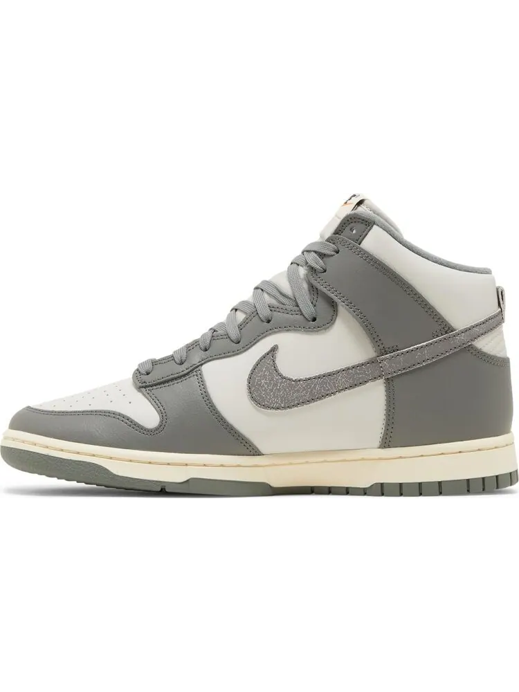 Кроссовки Nike Dunk High SE 'Light Bone' — изображение 3 из 8, серый