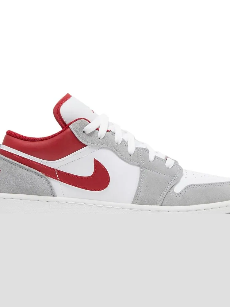Кроссовки Air Jordan 1 Low SE GS Light Smoke Grey Gym Red — изображение 2 из 8, серый