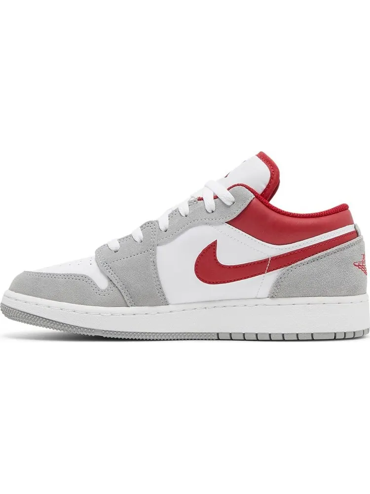 Кроссовки Air Jordan 1 Low SE GS Light Smoke Grey Gym Red — изображение 3 из 8, серый