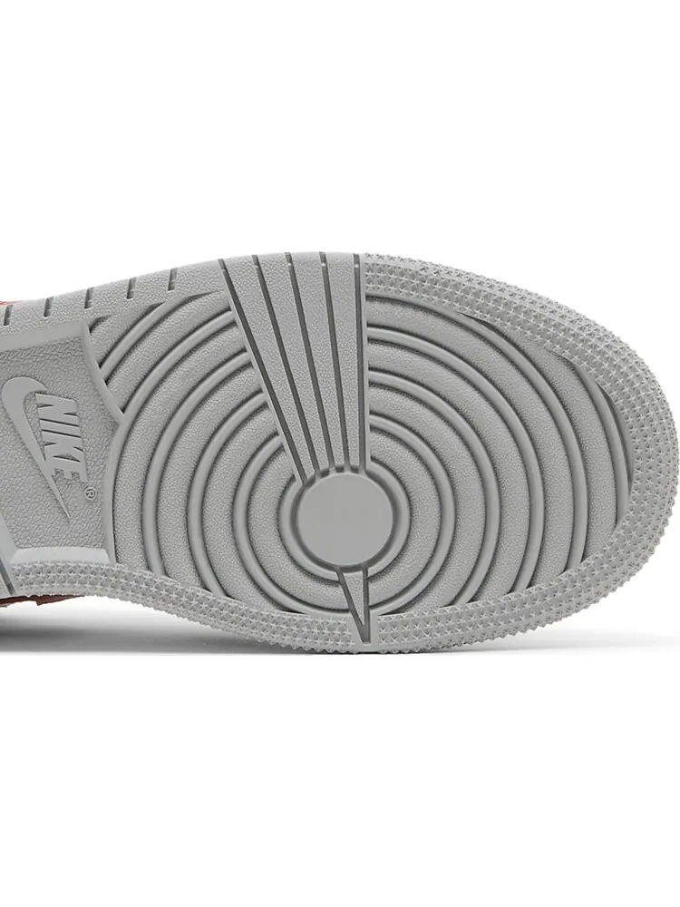 Кроссовки Air Jordan 1 Low SE GS Light Smoke Grey Gym Red — изображение 5 из 8, серый