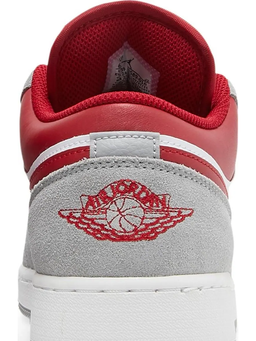 Кроссовки Air Jordan 1 Low SE GS Light Smoke Grey Gym Red — изображение 7 из 8, серый