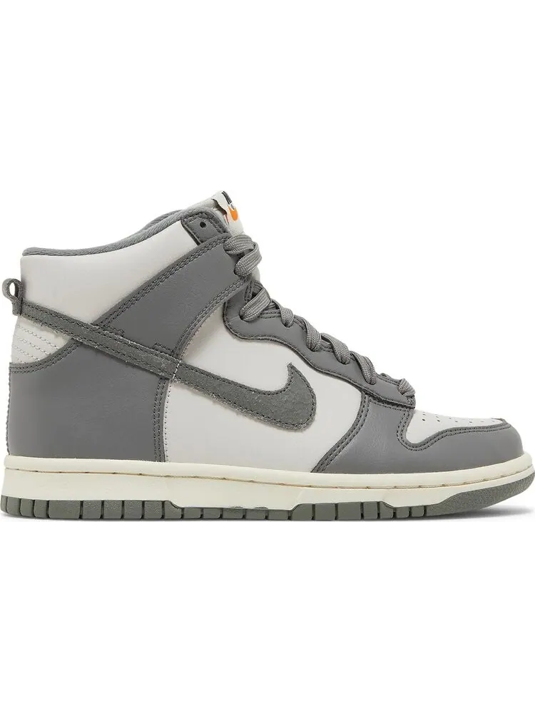 Кроссовки Nike Dunk High SE GS 'Light Bone Tumbled Grey' — изображение 1 из 8, серый