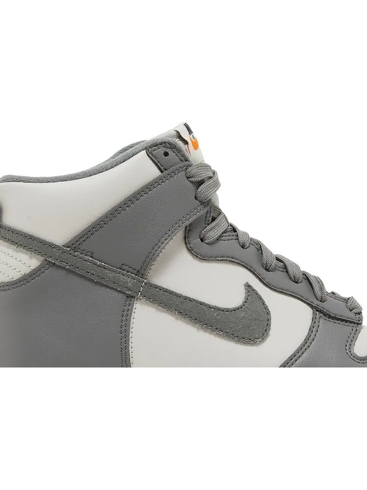 Кроссовки Nike Dunk High SE GS 'Light Bone Tumbled Grey' — изображение 2 из 8, серый