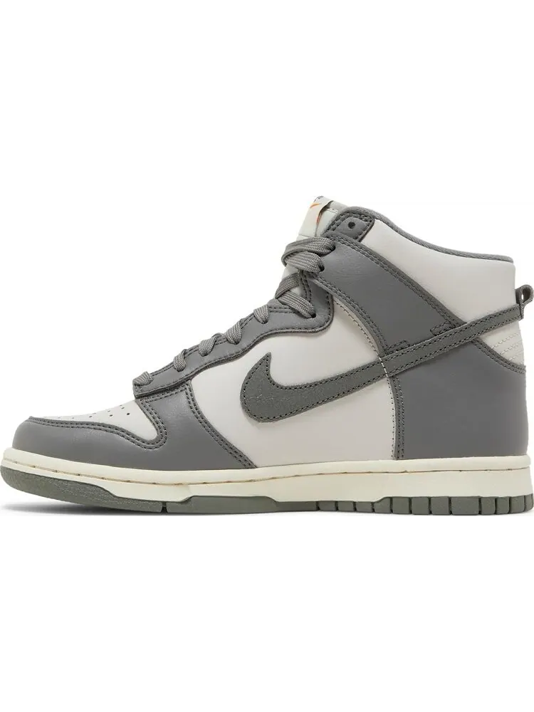 Кроссовки Nike Dunk High SE GS 'Light Bone Tumbled Grey' — изображение 3 из 8, серый