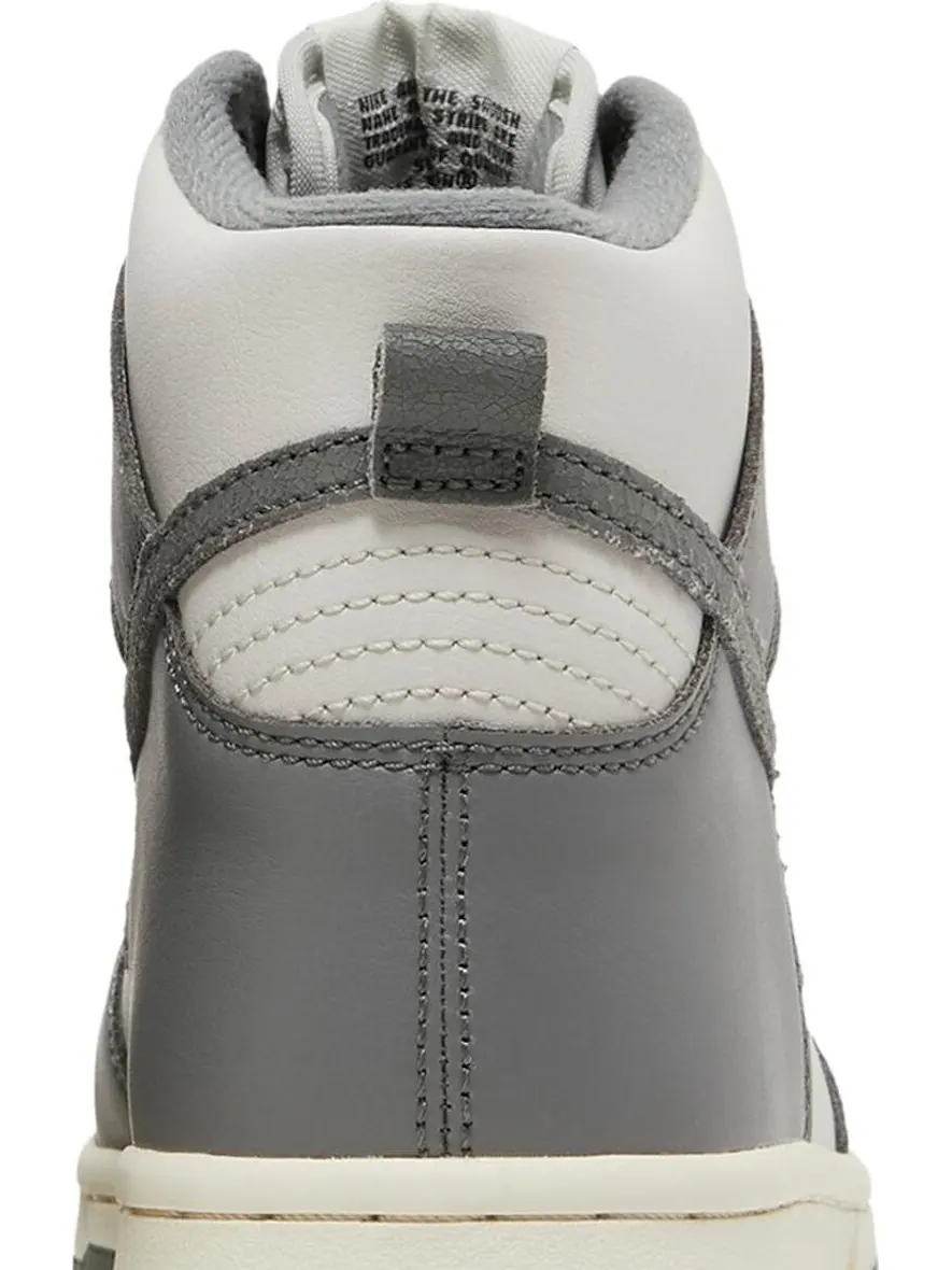 Кроссовки Nike Dunk High SE GS 'Light Bone Tumbled Grey' — изображение 7 из 8, серый