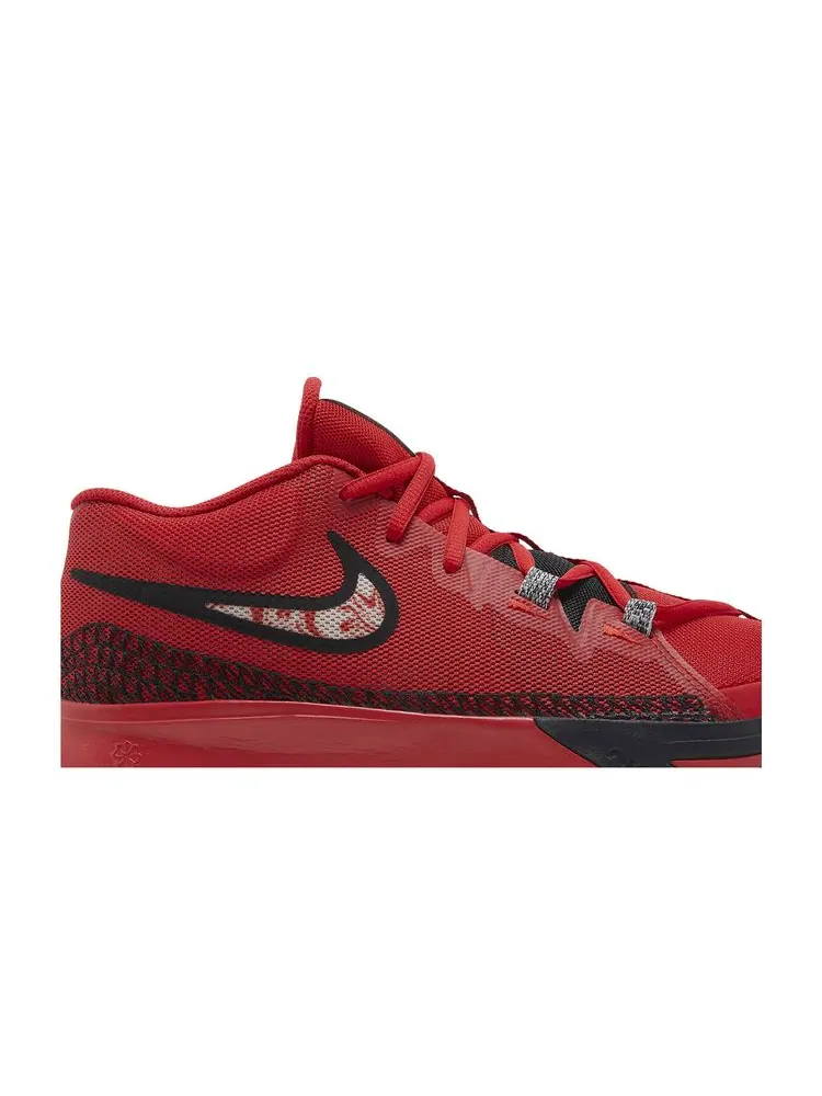 Кроссовки Kyrie Flytrap 6 'University Red' — изображение 2 из 8, красный