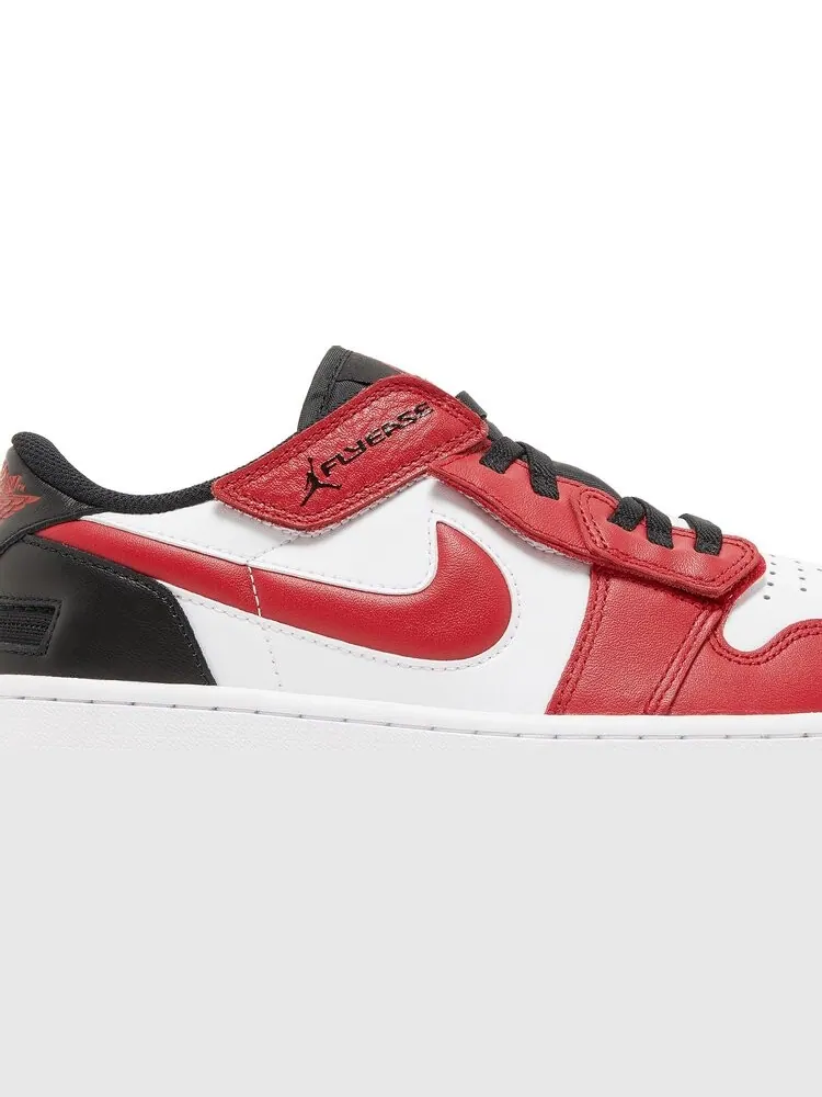 Кроссовки Air Jordan 1 Low FlyEase White Gym Red — изображение 2 из 8, белый