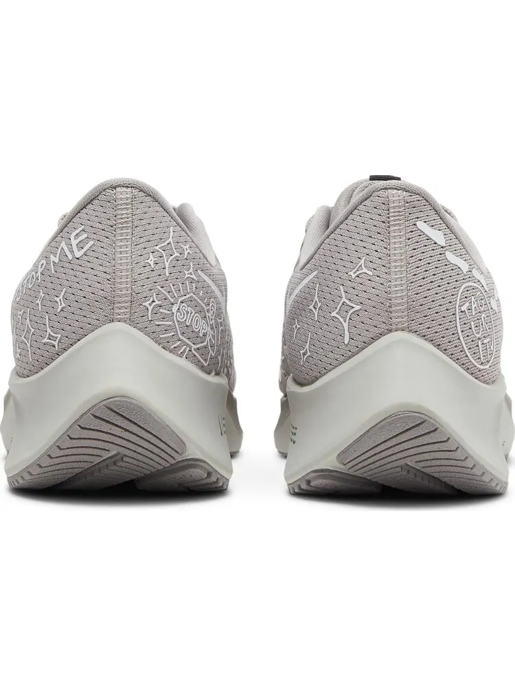 Кроссовки Nike Nathan Bell x Air Zoom Pegasus 38 A.I.R. 'Run To A Magical Place - College Grey' — изображение 6 из 8, серый