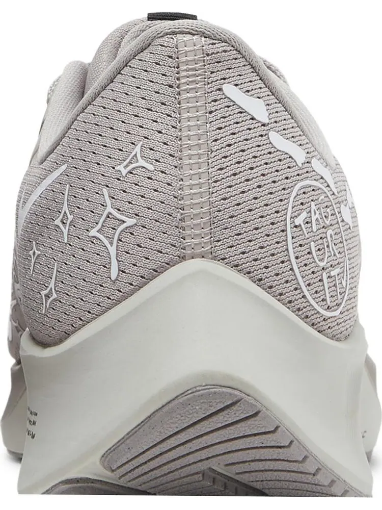 Кроссовки Nike Nathan Bell x Air Zoom Pegasus 38 A.I.R. 'Run To A Magical Place - College Grey' — изображение 7 из 8, серый