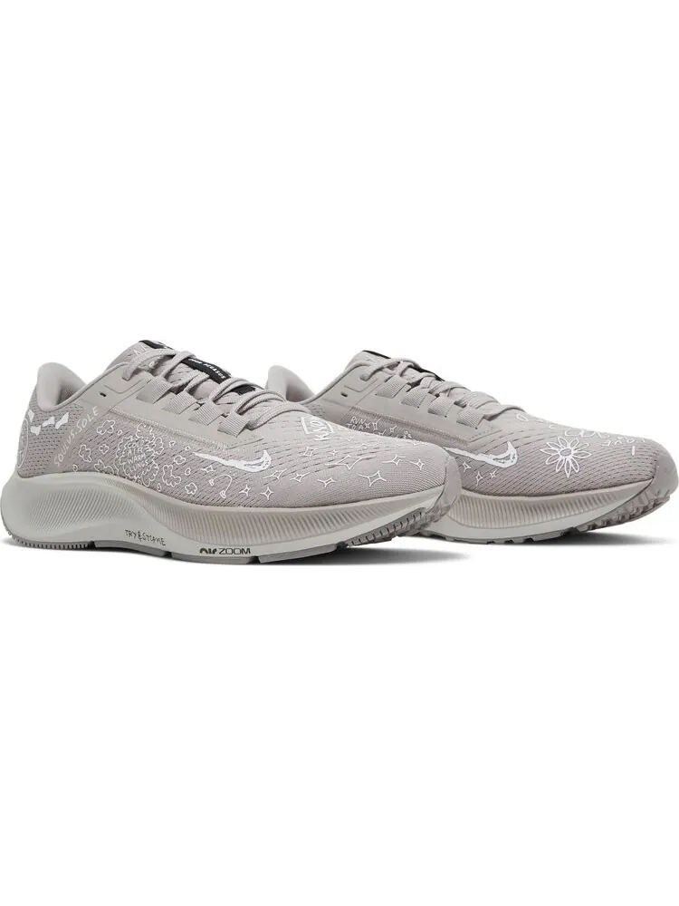Кроссовки Nike Nathan Bell x Air Zoom Pegasus 38 A.I.R. 'Run To A Magical Place - College Grey' — изображение 8 из 8, серый