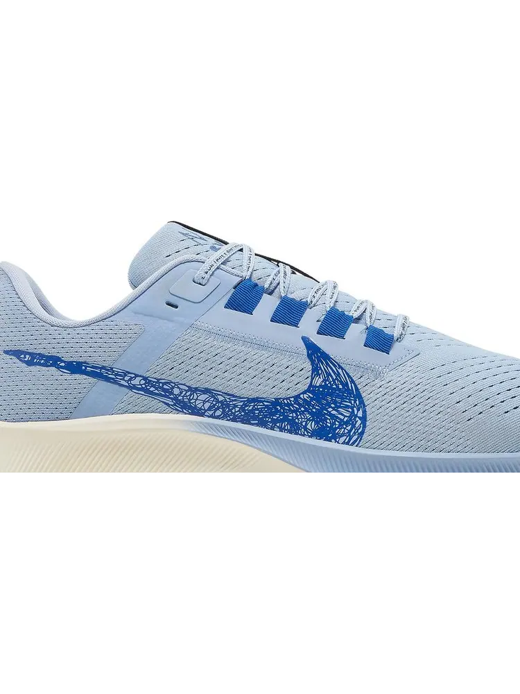 Кроссовки Nike Nathan Bell x Air Zoom Pegasus 38 A.I.R. 'Run To A Magical Place - Aluminum' — изображение 2 из 8, синий