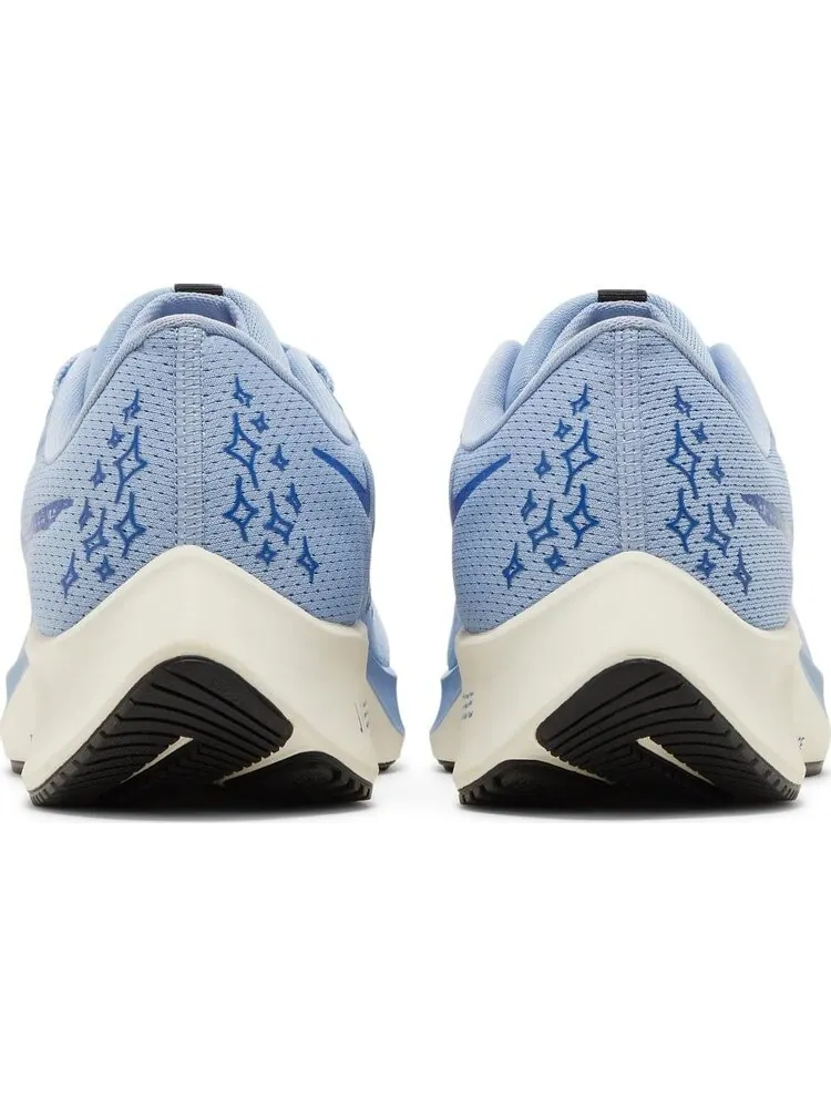 Кроссовки Nike Nathan Bell x Air Zoom Pegasus 38 A.I.R. 'Run To A Magical Place - Aluminum' — изображение 6 из 8, синий