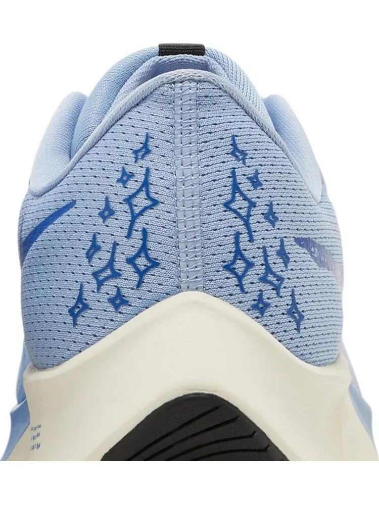 Кроссовки Nike Nathan Bell x Air Zoom Pegasus 38 A.I.R. 'Run To A Magical Place - Aluminum' — изображение 7 из 8, синий