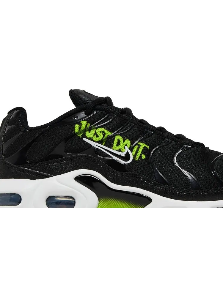 Кроссовки Nike Air Max Plus 1 GS 'Black Volt' — изображение 2 из 8, черный