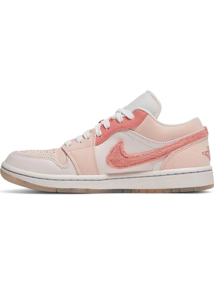 Кроссовки Wmns Air Jordan 1 Low SE Mighty Swooshers — изображение 3 из 8, розовый