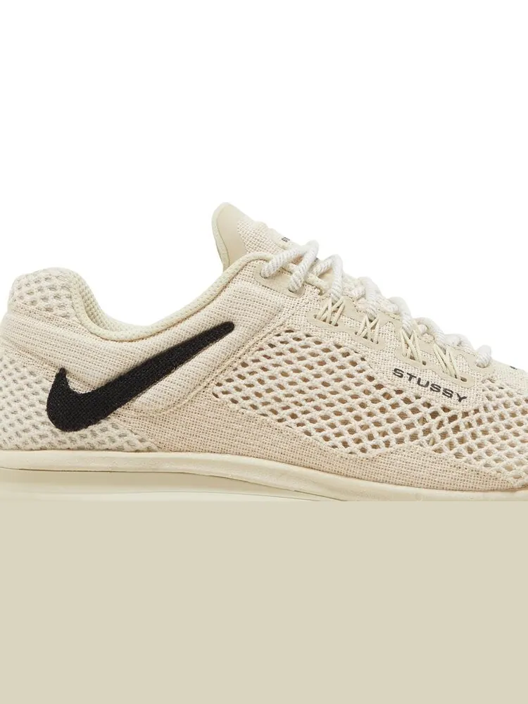 Кроссовки Nike Stussy x Air Max 2013 'Fossil' — изображение 2 из 8, загар