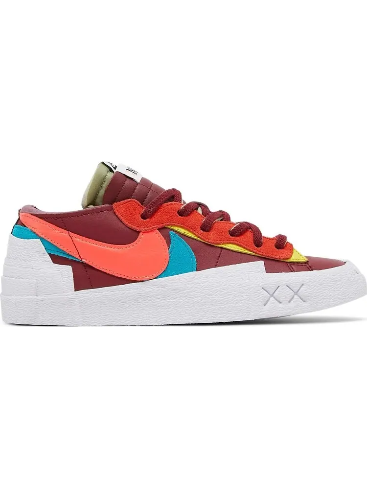 Кроссовки Nike Blazer Low x sacai x KAWS 'Team Red' — изображение 1 из 10, красный
