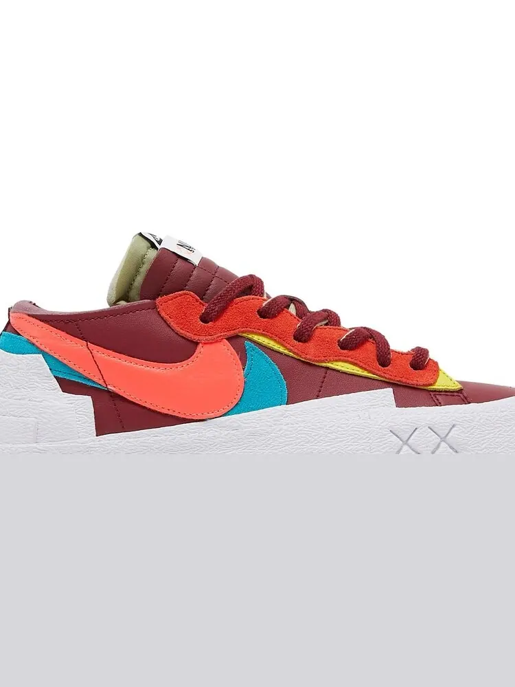 Кроссовки Nike Blazer Low x sacai x KAWS 'Team Red' — изображение 2 из 10, красный