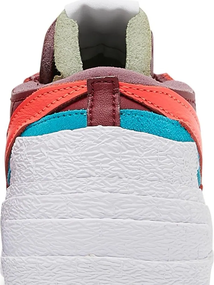 Кроссовки Nike Blazer Low x sacai x KAWS 'Team Red' — изображение 7 из 10, красный