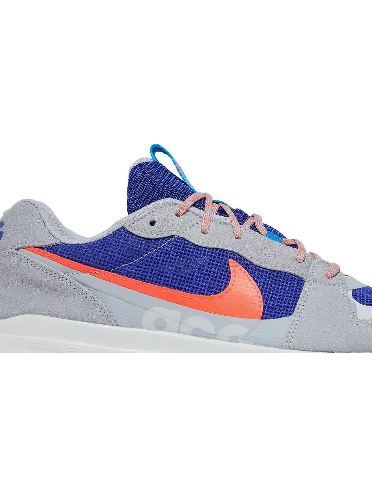 Кроссовки Nike ACG Lowcate 'Wolf Grey Bright Crimson' — изображение 2 из 8, серый
