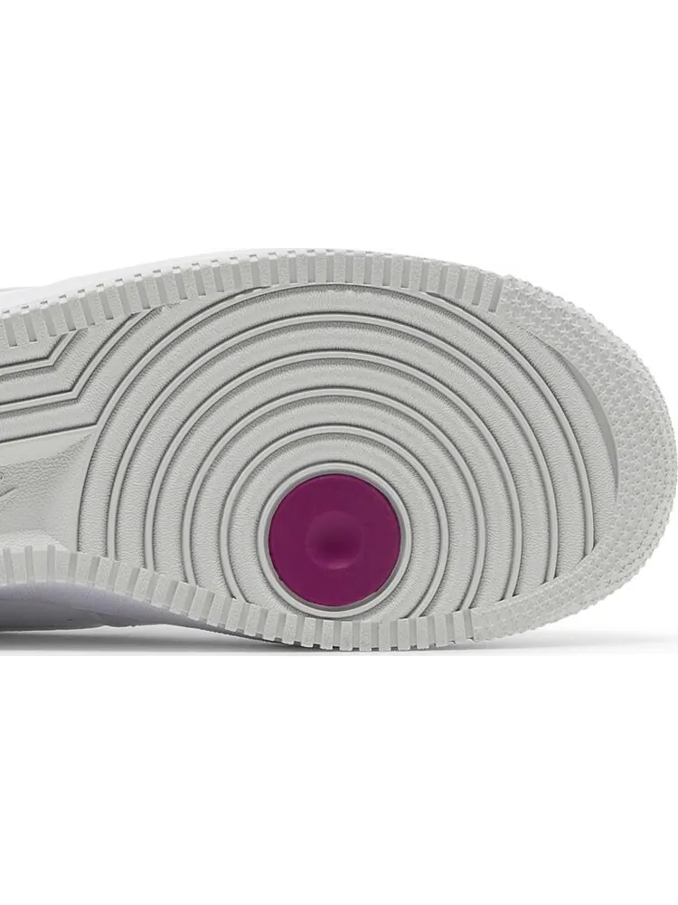 Кроссовки Nike Air Force 1 '07 LV8 3 'Peace Love Nike' — изображение 5 из 8, белый